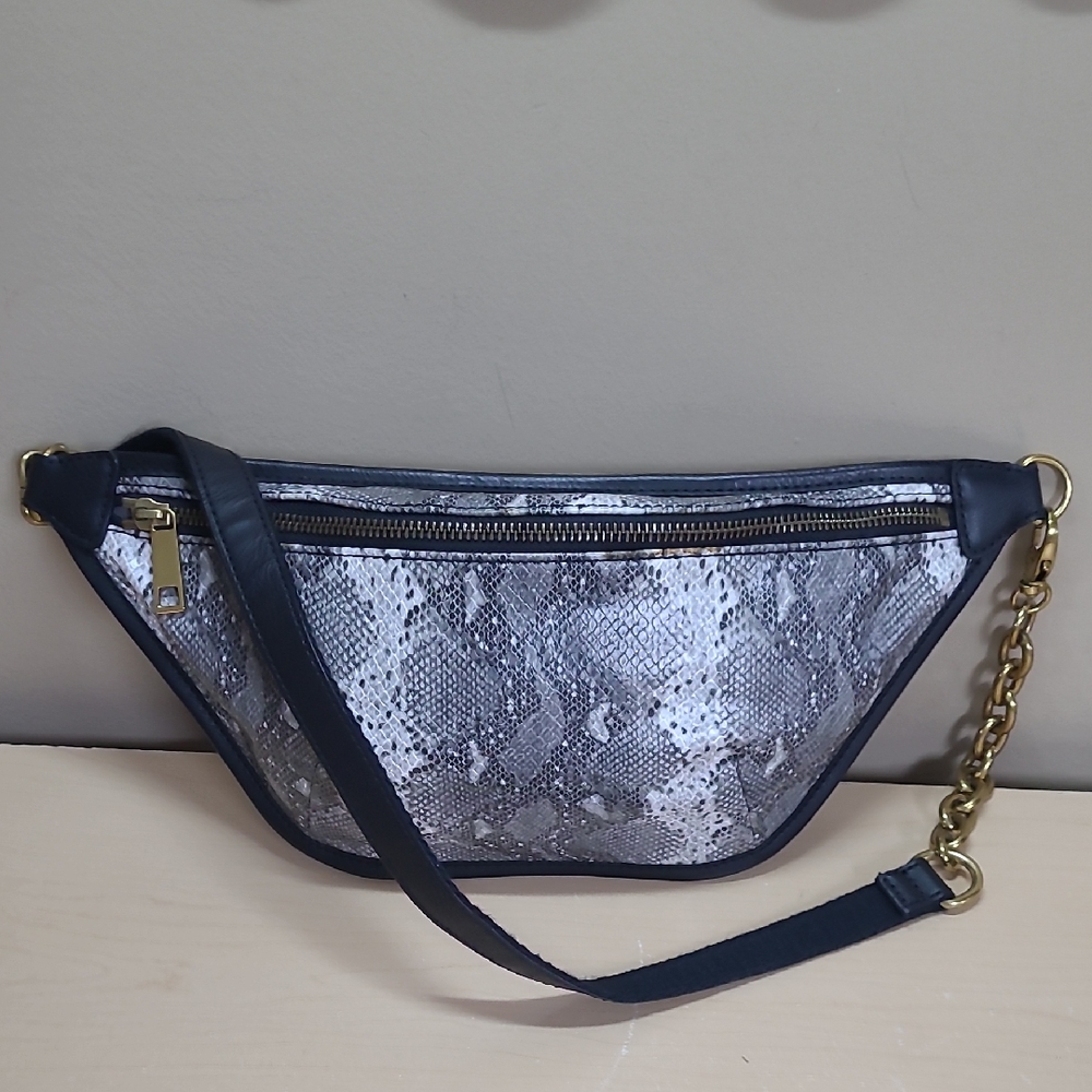 🩴Fossil Maisie Python Print Old English Brass Zipper Belt Bag S/N SHB2374874